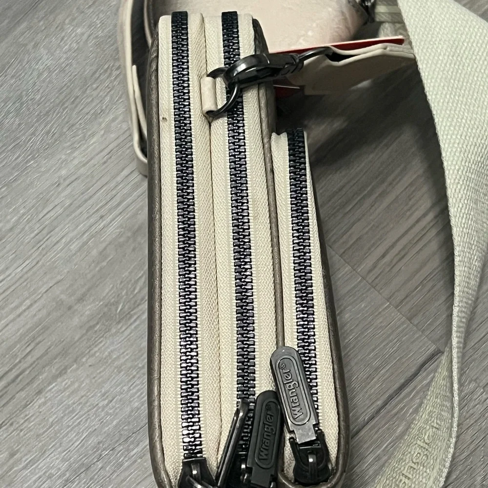 Wrangler Crossbody Bag Set with Coin Purse - Picture 7 of 11